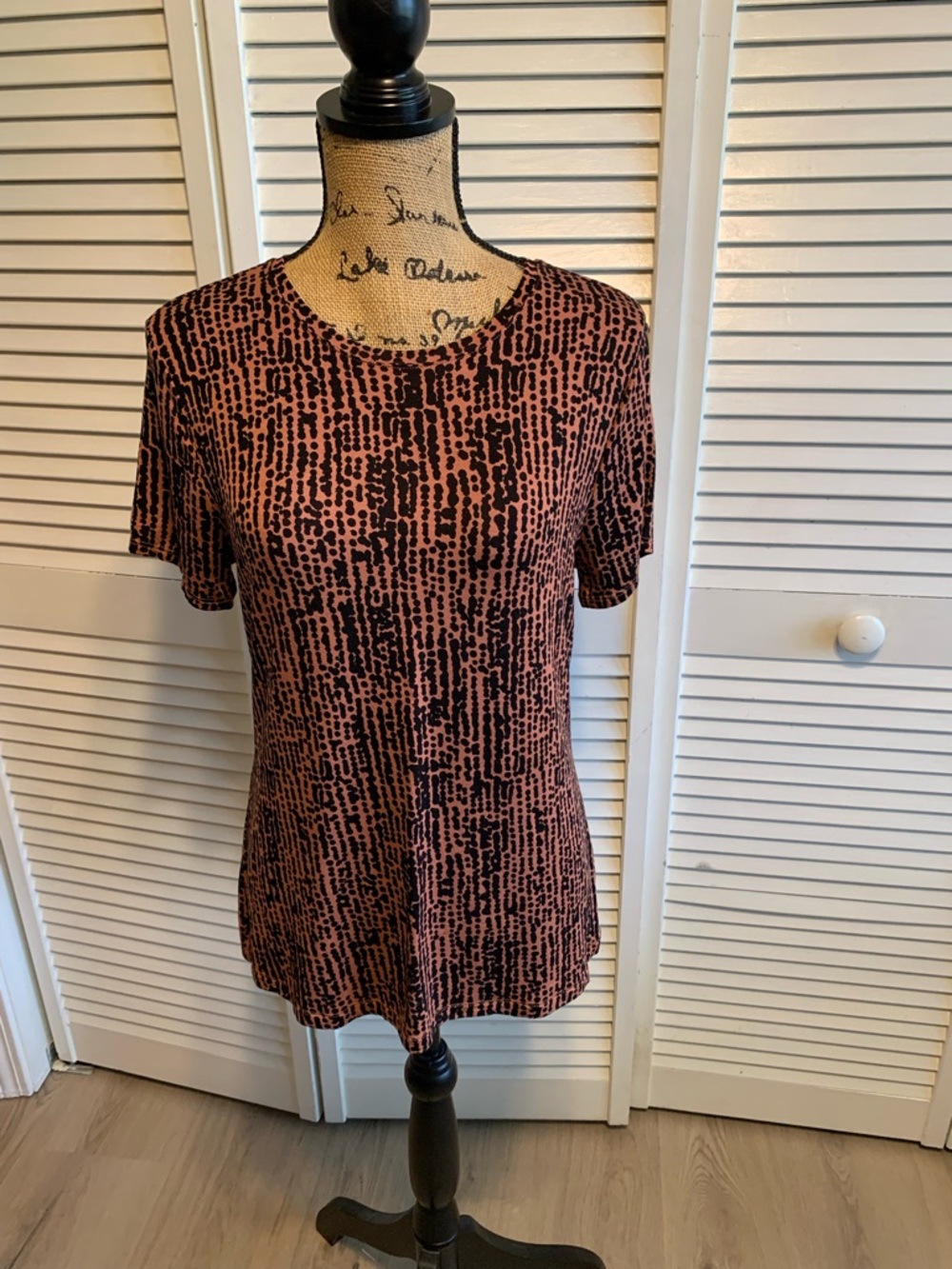 Nine West Rusty Salmon/Terracotta and Black Short Sleeve Patterned Tee